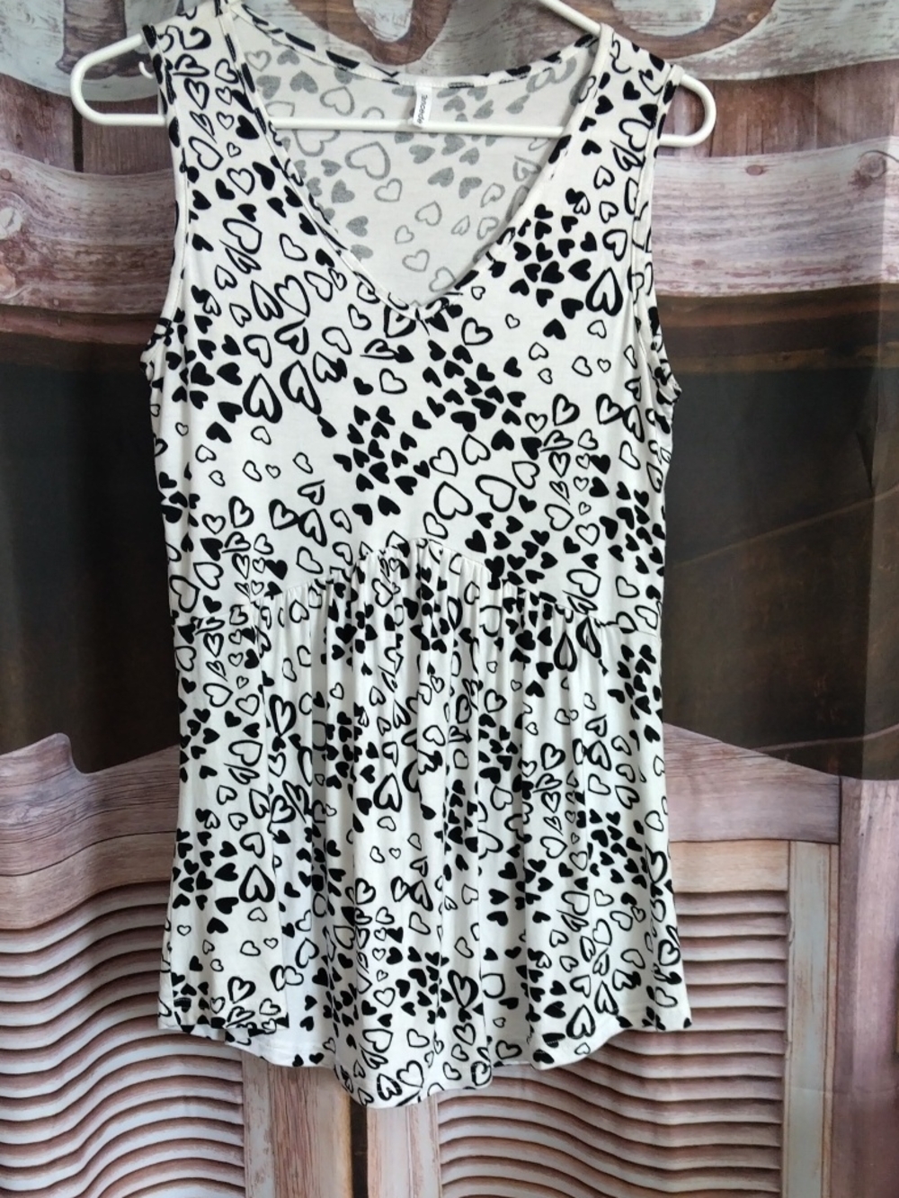 Sleeveless V-Neck Heart Print Tunic Top - Black on White